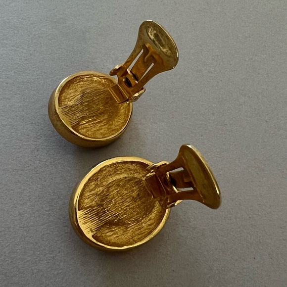 Chr. Dior Vintage Faux Pearl & Crystal Clip Earrings in Gold Plate Setting ** - Picture 10 of 13